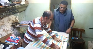مكوجى الباشوات والأفندية.. حكاية عم فاروق صاحب أقدم محل مكواة بالبحيرة.. لايف