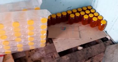 ضبط 1.5 طن عسل نحل مجهول المصدر ونصف طن دقيق مدعم قبل بيعه فى بسوهاج.. صور