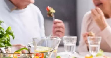تناول هذه الأطعمة للوقاية من الأمراض.. منها العسل الخام والرمان