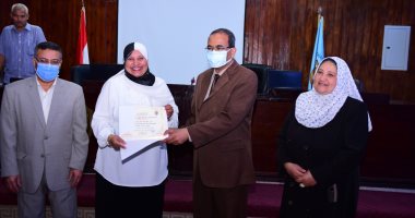 تكريم 104 موظفين بالجهاز الإدارى لجامعة سوهاج لحصولهم على دورات تدريبية.. صور