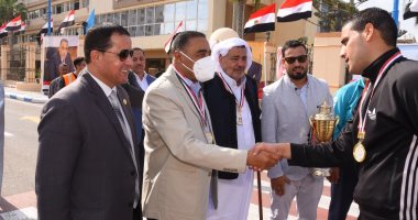 محافظ مطروح يكرم فريق مركز شباب النجيلة لفوزه بكأس دورى المحافظات الحدودية
