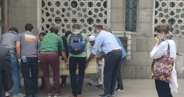 يسرا اللوزى تودع جثمان والدها بالأبيض من مسجد الزمالك.. صور