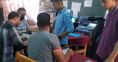 مديرية التربية والتعليم تسلم التابلت لطلاب أولى ثانوى بأسوان.. صور