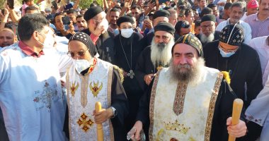 إقبال كبير للأقباط على الطواف الختامي لاحتفالات دير مارجرجس بالرزيقات.. صور
