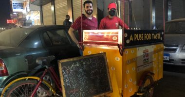 إرادة وعزيمة من حديد..شباب يقهرون البطالة بـ"العربات المتنقلة".. محمد وإبراهيم وخالد "جدعان" بحثوا عن الرزق الحلال ببيع البليلة والحمص على عربة متنقلة.. وعتمان ترك الهندسة وأسس مطعما متنقلا لبيع الوجبات السريعة