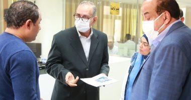 محافظ كفر الشيخ يتفقد الديوان العام ويطلع على شهادات تلقى العاملين للقاح كورونا