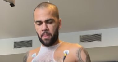 شاهد لحظة خضوع دانى ألفيس للكشف الطبى فى برشلونة