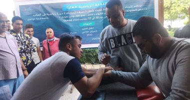 "مصارعة ذراعين وألعاب قوى" مسابقة رياضية بجامعة الإسكندرية.. صور
