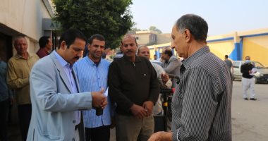 سكرتير عام كفر الشيخ يتابع شهادات تطعيم العاملين بلقاح كورونا .. صور