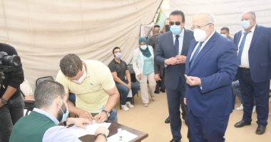 فى أول يوم لتطبيق القرار.. طلاب جامعة القاهرة يدخلون الحرم الجامعى بكارت التطعيم