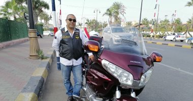 حكاية الرحالة وليد زكريا.. سافر من بورسعيد للسعودية بـ"موتوسيكل".. لايف وصور