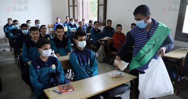 جبنة وحلاوة طحينية وعيش لتغذية طلاب الثانوية.. 5 مديريات توزع الوجبة المدرسية على الطلاب.. لجنة للتأكد من صلاحية المكونات وتوزيعها يوميا دون انقطاع.. والتعليم: مكوناتها تساهم فى التغذية الصحية.. صور