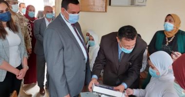 محافظ البحيرة يسلم التابلت الخاص بالصف الأول الثانوى بمدرستين.. لايف 