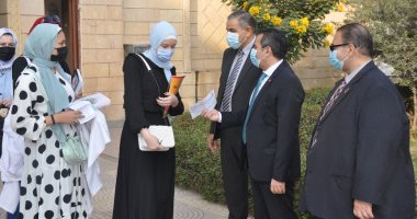 رئيس جامعة كفر الشيخ يتابع تنفيذ قرار منع دخول غير الحاصلين على لقاح كورونا .. صور