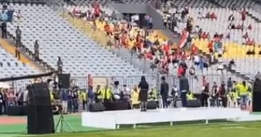 مصطفى محمد يدعم فريق wonders الغنائى بعد فقرتهم الفنية قبل مباراة المنتخب.. فيديو