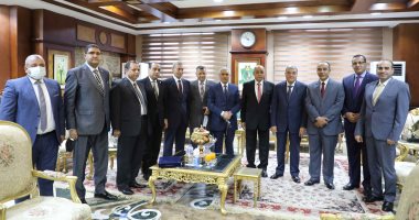 محافظ المنيا يفتتح نادى مستشارى النيابة الإدارية.. صور