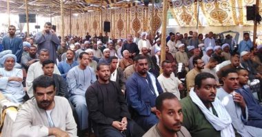 جلسة صلح بين عائلتين فى أسوان بعد خصومة استمرت 7 سنوات.. صور
