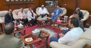 رئيس جامعة الأقصر يستقبل وفد القطاع الثقافى بسفارة أمريكا لبحث التعاون.. صور