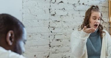 اتعرضت لموقف محرج من شخص كبير بالسن ومعرفتش ترد؟ اعرف إزاى تتصرف بذوق