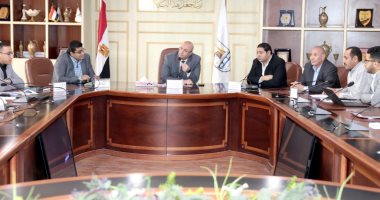 محافظ بنى سويف يجتمع باللجنة المركزية المكلفة بمشروعات "حياة كريمة"