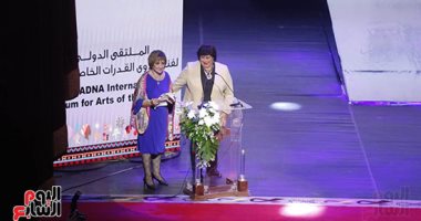 وزيرة الثقافة تقف لتحية أولياء أمور أطفال ملتقى أولادنا الخامس