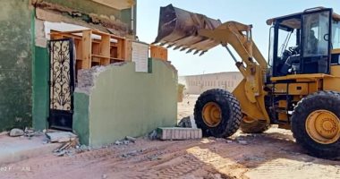 حملة إزالة تعديات بمنطقة التلفزيون في مدينة رأس غارب.. صور 