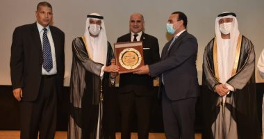 مهرجان الشعر العربى يكرم رئيس جامعة الأقصر باعتباره شخصية العام الثقافية