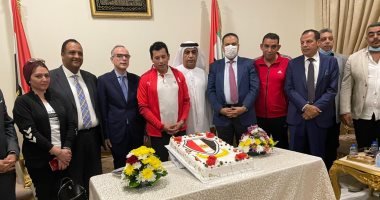 وزير الرياضة يزور النادى المصرى بدبى ويشارك فى مباراة استعراضية مع قدامى الرياضيين