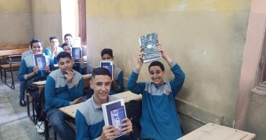 تسليم طلاب الصف الأول الثانوى "خدمات" أجهزة التابلت.. صور