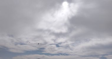 غيوم كثيفة تغطى قرص الشمس فى سماء الأقصر.. والمحافظة ترفع درجة الاستعداد.. لايف