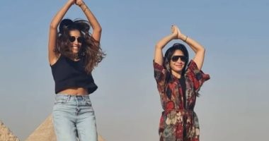 دينا الشربينى تركب الجمل وتلتقط صورًا مع أصدقائها فى الأهرامات.. صور وفيديو