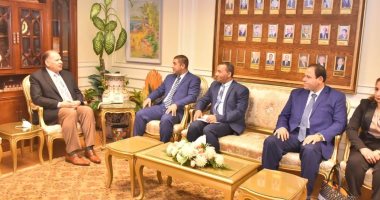 محافظ أسيوط يبحث سبل القضاء على الأمية.. ويعلن تطهير مخرات السيول