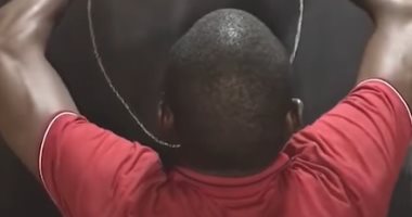 "حرفى" من دولة مالى يلفت الأنظار إليه لرسمه باستخدام بكلتا يديه.. فيديو