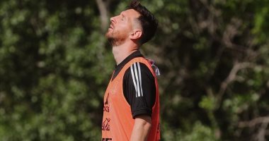 ميسى يستعد لكلاسيكو البرازيل بلحظة تأمل تحت أشعة الشمس