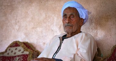 حاجة من ريحة الزمن الجميل.. عمره 100 سنة ولسة بيزرع الأرض ويغنى.. الحاج" عبد الرحمن" تزوج 3 مرات وأنجب 14 ودفع مهرا 15 جنيها.. أصابته شظايا الألمان وسببت له عجزا تاما فى ساقه.. وهذه مغامراته مع الإنجليز (فيديو)