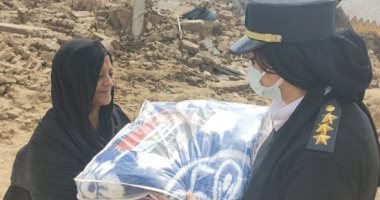 الأمن الإنسانى.. الداخلية توزع مساعدات على متضررى السيول بأسوان.. صور