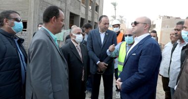 حياة كريمة.. محافظ بنى سويف يتابع سير العمل في مشروعات الصرف الصحي والتعليم والصحة