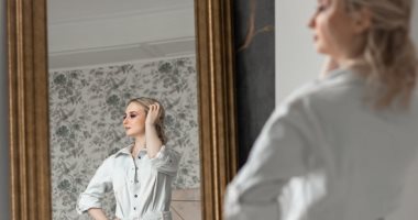 الوقفة قدام المراية كتير تزود الثقة ولا تضر النفسية؟ اعرفى الإجابة