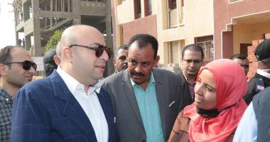 محافظ بنى سويف ينزل من سيارته ويستمع لشكوى مواطن من ذوى الاحتياجات الخاصة ببا