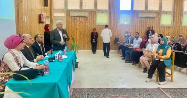 رئيس جامعة الأقصر يشهد ندوة لمشروع محو الأمية لطلاب كلية السياحة والفنادق.. صور