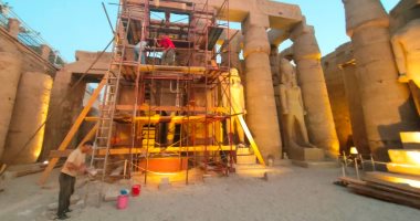 استمرار ترميم تماثيل رمسيس الثانى بالجهة الغربية للفناء الأول بمعبد الأقصر.. صور