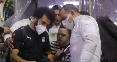 محمد صلاح يلبى رغبة أمح الدولى ويلتقط معه صورة تذكارية