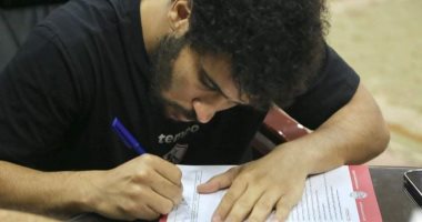 صور.. توقيع عبد الله جمعة وإمام عاشور على عقود التجديد للزمالك