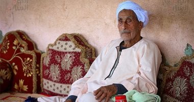 الحاج عبد الرحمن أكبر معمر فى الشرقية يزرع أرضه ولا يعانى من أى مرض