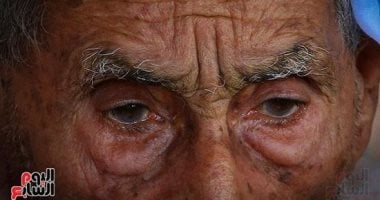 عيونى كهفين والزمن نحات.. نظرة عمرها 100 سنة لأكبر معمر فى الشرقية.. صورة اليوم