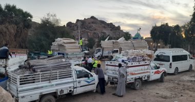 قوافل تحيا مصر تواصل توزيع أطنان المساعدات على متضررى سيول أسوان.. صور