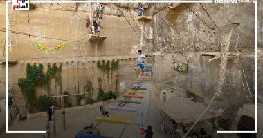 أخطر لعبة فوق المقطم.. المشى على الحبل أعلى الجبل "هتتعلق بين السما والأرض"