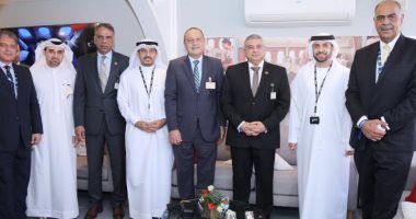 وفد من وزارة الطيران المدنى يلتقى مسئولى طيران الإمارات بمعرض دبى