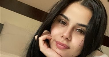 منة عرفة فى صور جديدة بإطلالة مختلفة والجمهور: "الشعر الأسود أحلى عليكى"