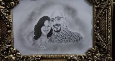 "رفيق" من المنيا يشارك موهبته فى رسم البورتريهات بالقلم الرصاص